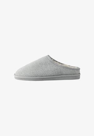 Grå strikket slippersandal med en tekstureret overdel, blød indvendig foring og fleksibel sål. Åben bagside for nem påtagning.