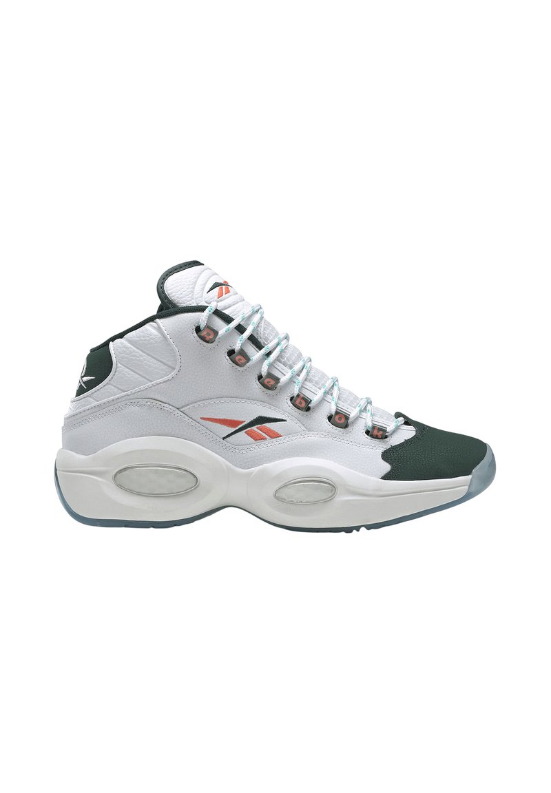 Sneaker alte bianche con accenti verdi, materiali in pelle testurizzata e mesh, occhielli in argento e suola traslucida.