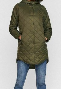 Prošívaná zelená parka s kapucí, s patentkami a zipovými bočními kapsami. Vyrobeno z hladkého, lehkého materiálu. Délka až k pasu.