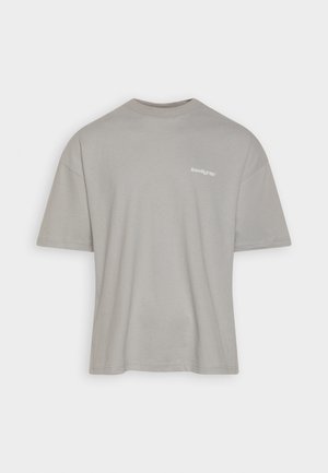 Jasnoszary T-shirt z krótkim rękawem i okrągłym dekoltem, z małym białym logo "lowlights" na lewej piersi, na jednolitym tle.