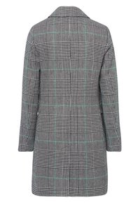 Cappotto grigio a scacchi visto da dietro, con motivi houndstooth e tartan, colletto e maniche lunghe. Tessuto testurizzato con righe verticali.