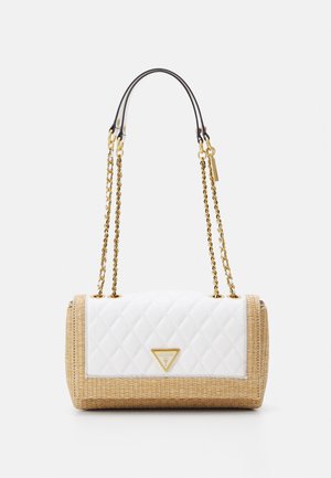 Hvid quiltet stofhåndtaske med vævede sivsider, gyldne kædeaccenter og en trekantet logoplade. Har en struktureret rektangulær form.