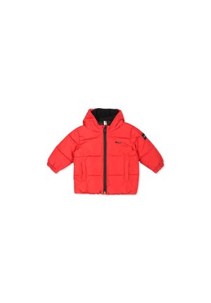Veste rembourrée rouge avec capuche noire, fermeture éclair à l'avant, manches élastiques et détail de logo sur la poitrine. Extérieur lisse et isolation.