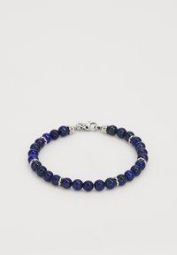 Perlenarmband mit tiefblauen Lapislazuli-Steinen, durchzogen von silberfarbenen Metallelementen und einem Verschluss. Kreisförmiges Design.