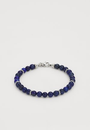 Náramek z korálků s hlubokými modrými kameny lapis lazuli, proloženými stříbrně tónovanými kovovými akcenty a zapínáním. Kulatý design.