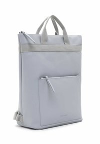 Grijze synthetische tote bag met dubbele bovenhandvaten, verstelbare banden, een voorvak met rits en een strak minimalistisch ontwerp.
