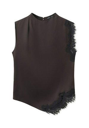 Bluza neagră fără mâneci cu tiv asimetric și dantelă neagră delicată pe umărul drept și pe partea inferioară stângă.