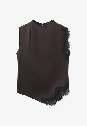 Černá halenková halenka bez rukávů s asymetrickým lemem a jemnou černou krajkou na pravém rameni a na levé spodní straně.