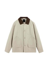 Chaqueta beige hecha de tejido suave, con cuello marrón, cierre frontal de botones y dos grandes bolsillos laterales. Incluye un bolsillo en el pecho.