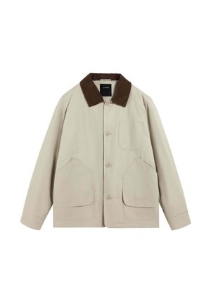 Chaqueta beige hecha de tejido suave, con cuello marrón, cierre frontal de botones y dos grandes bolsillos laterales. Incluye un bolsillo en el pecho.