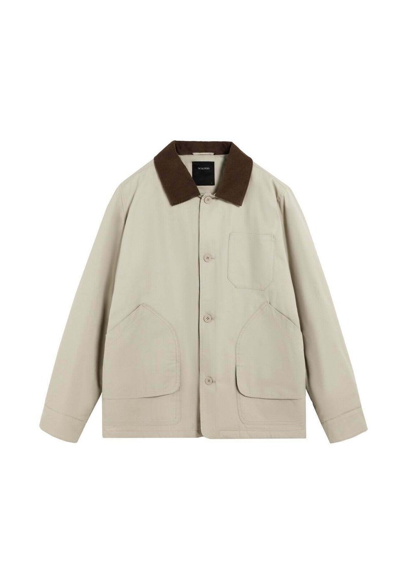 Chaqueta beige hecha de tejido suave, con cuello marrón, cierre frontal de botones y dos grandes bolsillos laterales. Incluye un bolsillo en el pecho.