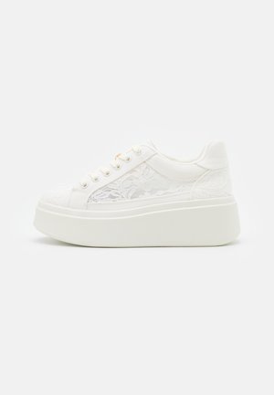 Zapatilla blanca que presenta detalles de cordones, suela de plataforma de goma, punta redonda y seis ojales para los cordones. Textura suave con acentos de patrón floral.