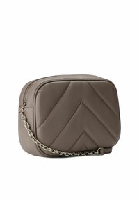 Borsa a tracolla in pelle grigia con motivo a zigzag, bordi arrotondati, chiusura con zip e tracolla in catena argentata. Finitura textured, forma compatta.