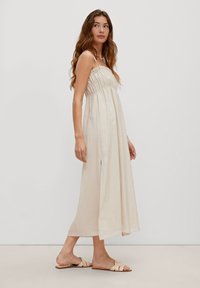 comma MIT RÜSCHENDETAIL - Sukienka letnia