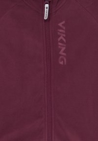 Burgunderfarbene Fleecejacke mit einem durchgehenden Reißverschluss und einem weißen Reißverschlussgriff. Mit dem Logo „VIKING“ in einer helleren Nuance bedruckt. Glatte Textur.