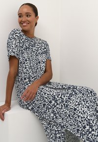 Kaffe CHARLOTTE - Maksikleit - midnight turtledove print