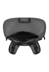 Mochila gris con un exterior liso y texturizado. Presenta una parte superior abierta, tirantes ajustables y un compartimento con cremallera. Acentos en hardware negro.