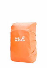 Housse de sac à dos imperméable orange vif avec logo blanc Jack Wolfskin et empreinte de patte sur le devant, tissu légèrement froissé.