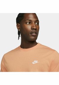 Nike Sportswear CLUB TEE - T-shirt básica - orange trance