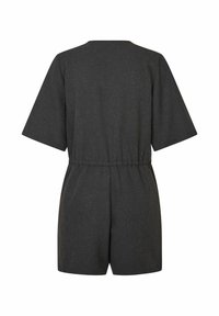 Jumpsuit corto grigio scuro a maniche corte con vita elastica. Texture liscia, design minimalista, lunghezza sopra il ginocchio, senza chiusure o pattern visibili.