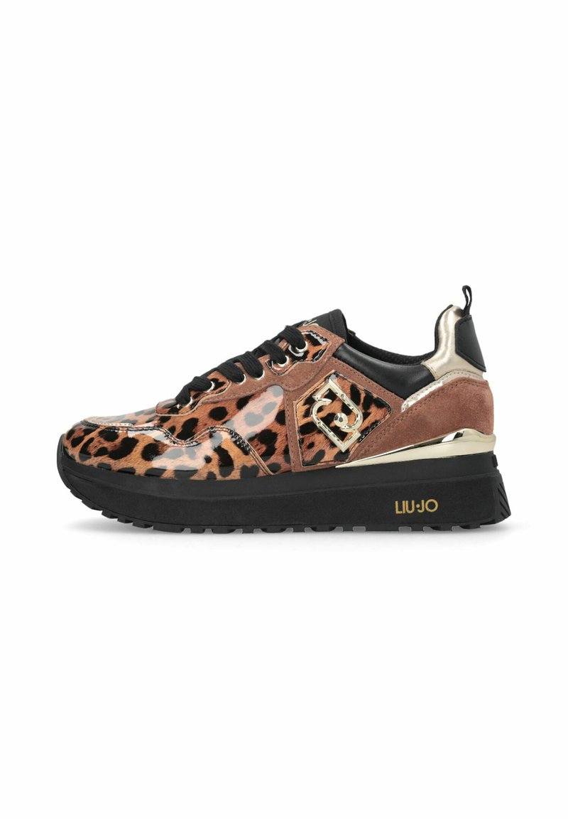 Sneakers med leopardprint i en kombination af glatte og ruskindsteksturer, sorte snørebånd, gyldne detaljer og en kraftig sort sål.