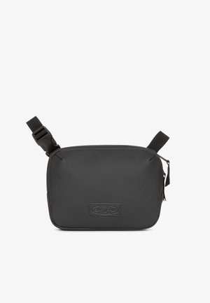 Sort crossbody taske lavet af glat syntetisk materiale. Har en lynlås lukning, justerbar rem og præget logo på fronten. Rechtecket form.