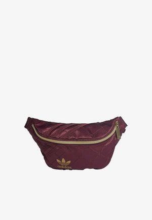 Bordowa pikowana nerka z złotym zamkiem błyskawicznym, z małym złotym logo adidas na przodzie oraz materiałowym paskiem umożliwiającym regulację.