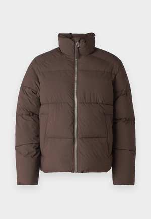 Giacca imbottita marrone con colletto alto, zip frontale e texture trapuntata. Presenta due tasche laterali e una forma leggermente accorciata.