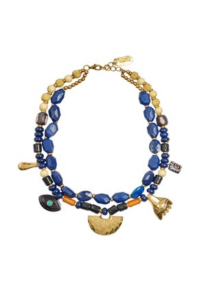Naszyjnik z podwójnym sznurem z niebieskimi, czarnymi i beżowymi koralikami, złotymi zawieszkami w kształcie półkola, dłoni i oka, zapięcie na złoty łańcuszek.