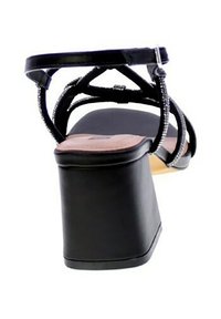 Sandal de tacón negro con un chunky en bloque, diseño de tiras trenzadas y parte trasera abierta. Textura suave con una plantilla de madera.