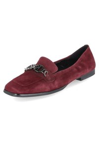 Burgunderfarbene Wildleder-Loafer mit flacher schwarzer Sohle und dekorativem Metall-Logo-Detail an der Vorderseite. Abgerundete Zehenform und glatte Textur.