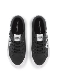 Μαύρα πάνινα παπούτσια με λευκές λαστιχένιες σόλες, με μαύρα κορδόνια και εμφανές λευκό λογότυπο στα πλαϊνά.