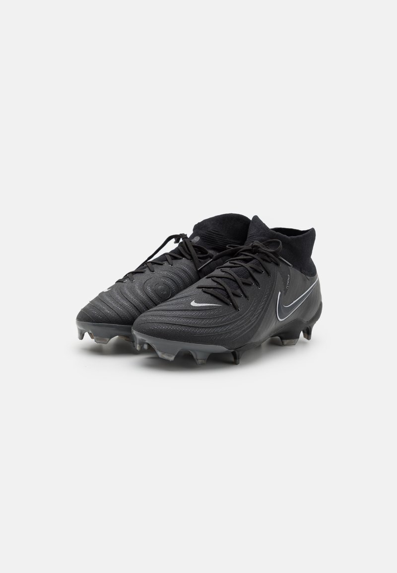 Par de botas de fútbol Nike negras con cordones y soporte de tobillo de punto alto, con logotipos en forma de swoosh blancos y diseño texturizado.