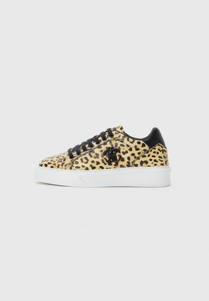 Lavtop sneakers med leopardmønster, sorte snørebånd, sort hælflap, hvid sål og sort dekorativt logo på siden.