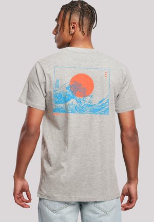 Graues Baumwoll-T-Shirt mit einem blauen und orangenen Grafikdesign von Wellen und einer Sonne auf dem Rücken. Kurze Ärmel, lockere Passform, Rundhalsausschnitt.