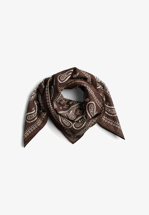 Bandana marron avec motifs cachemire blancs et points, plié sur fond blanc.