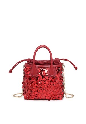 Rode handtas bedekt met glanzende pailletten met opgerolde topgrepen, koordsluiting en een gouden ketting schouderriem op een witte achtergrond.