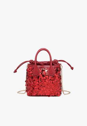 Rote Handtasche, bedeckt mit glänzenden Pailletten, mit gerollten oberen Griffen, Kordelzugverschluss und goldener Ketten-Schulterriemen auf weißem Hintergrund.