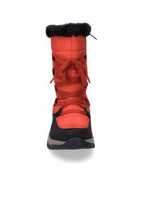 Roter Winterstiefel mit texturierten Oberflächen, einem gefütterten oberen Rand aus Fell und schwarzen Akzenten. Verfügt über kontrastierende Schnürsenkel und eine Gummisohle für besseren Halt.