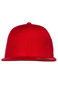 Rød snapback-kasket lavet af tekstureret stof, med en flad skygge, seks-panel design og syede øje-lufthuller. Ingen logoer eller mønstre.