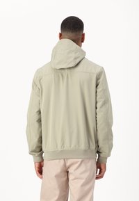 Lyle & Scott Allvädersjacka - sage uniform