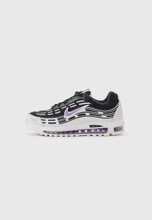 Αθλητικό παπούτσι Nike Air Max σε ασπρόμαυρο με μοβ λεπτομέρειες, ορατό αερόσασμα απορρόφησης κραδασμών και λεπτομέρειες από διχτυωτό υλικό στο πάνω μέρος, πλαϊνή όψη σε λευκό φόντο.