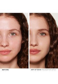 Comparaison de bâtons de fond de teint montrant une amélioration du teint. À gauche : peau inégale avec des imperfections. À droite : teint lisse et uniforme. Fini brillant.