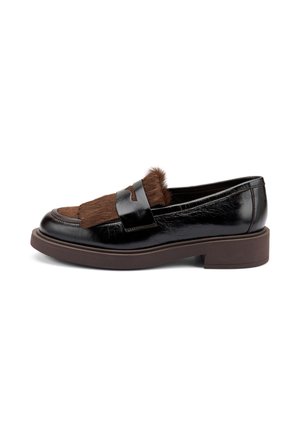 Mocassini in pelle nera con accenti in pelliccia marrone, punta arrotondata e suola chunky marrone. Presentano una fascia textured nella parte anteriore.