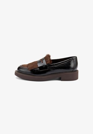 Zwarte leren loafers met bruine bontaccenten, ronde neus en een chunky bruine zool. Heeft een gestructureerde band over de voorkant.