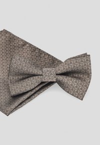 Brązowy krawat w kształcie muszki z wzorem, wykonany z teksturowanej tkaniny, z geometrycznym wzorem, w zestawie z dopasowaną chusteczką do kieszeni.