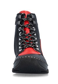 Baskets montantes noires et rouges avec des lacets noirs et blancs vues de face, montrant un bout texturé et une semelle cousue.
