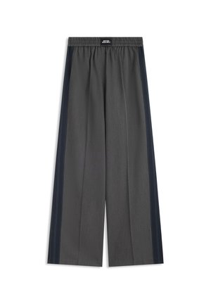 Pantalones grises de piernas anchas con cintura elástica y franjas laterales oscuras, con una etiqueta "Muse Project" en la cintura.