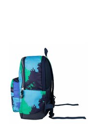 Rugzak met een blauw en groen abstract ontwerp, gemaakt van duurzaam materiaal, met een ritsvak en verstelbare schouderbanden.