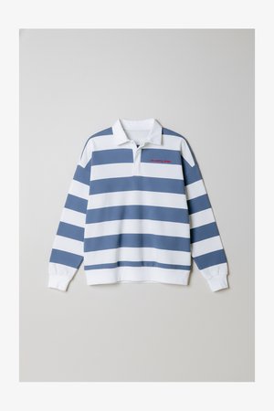 Modrý a biely pruhovaný pulóver s golierom, s červeným textom. Vyrobený z mäkkej látky, má dlhé rukávy a pohodlný strih.